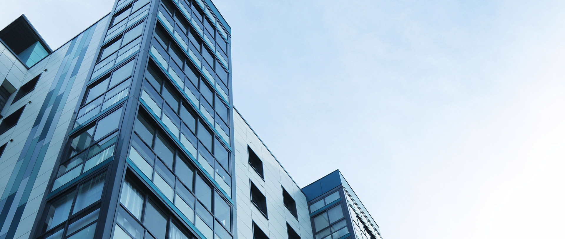 yp街机针对精装住宅进行项目定位、客户类型、户型结构等方面深刻钻研，以精准的用户数据分析，相识分歧业主的差距化需要，从安全、健全环保、收纳、美观等分歧的需要启程，匹配yp街机齐全的产品系统，卫浴系列产品、浴室柜（含厨柜、衣柜、玄关柜）等一系列木作产品，差距化定造多种空间整体解决规划。