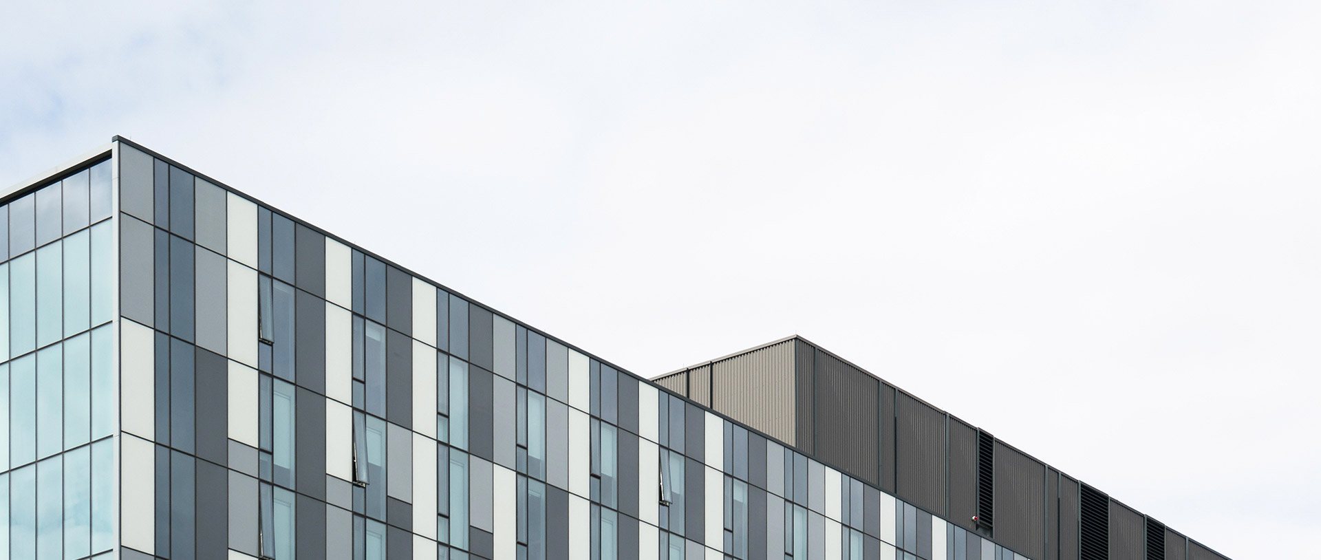 凭据分歧场馆的设计和使用需要，yp街机在产品的配置上越发矫捷，以卫生间的整体职能性和后期治理守护的成本为思考成分。通常会选用高温釉面蹲便器，悠久使用依然光亮如新，搭配无水封地漏，时刻维持卫生间干爽无异味。