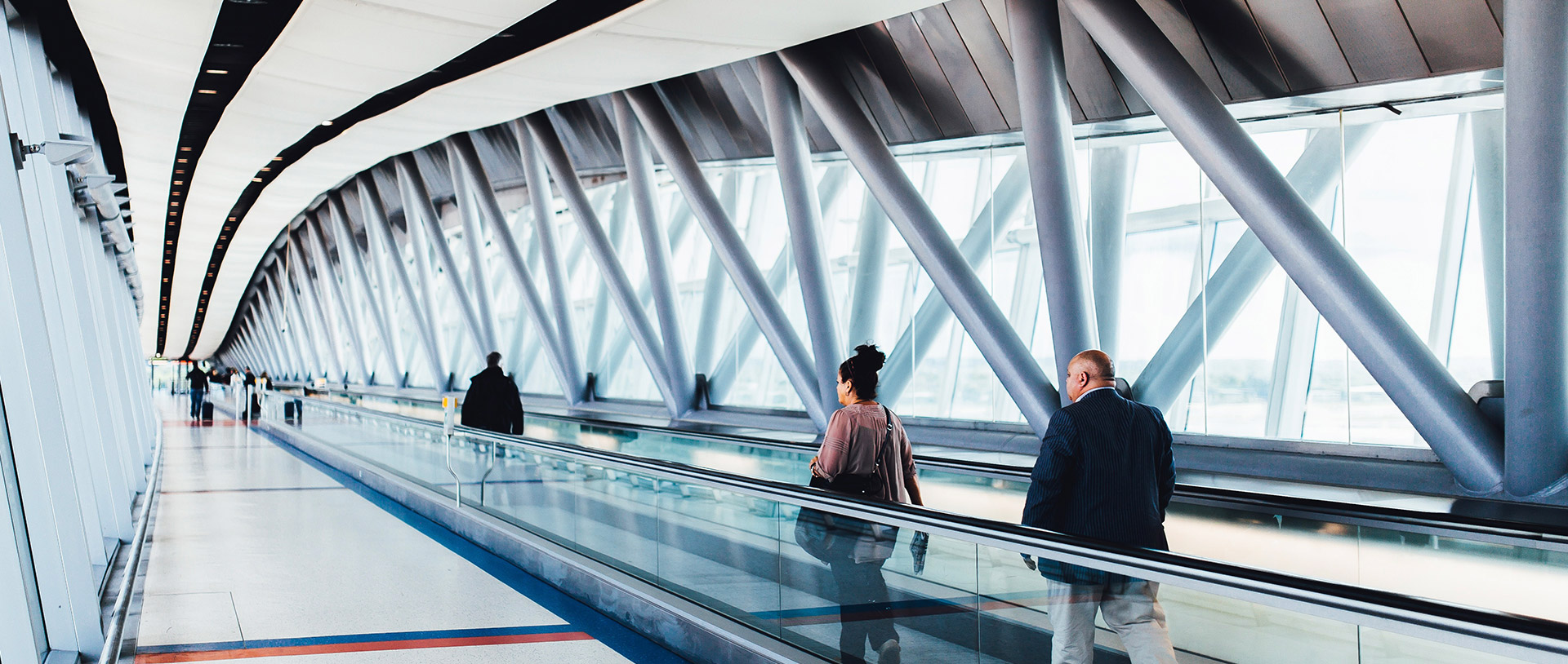 机场的卫生间配置，yp街机根基以中高档次产品为首选，搭配智能感应类产品，方便使用，削减接触，确保健全安全的同时，强化使用者的履历感，让搭客感触到机场卫生间清洁的专业性、人道化和智能化，并随时都能获得高品质的使用享受。