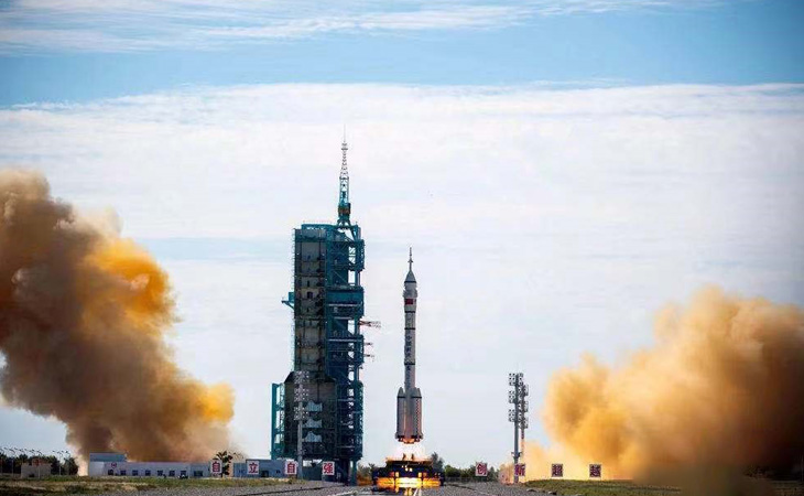 2021年6月17日，在全国人民的周到等待中，神舟十二号载人航天飞船发射获得圆满成功。我国神舟系列飞船再次出征太空，yp街机洁具作为中国航天事业合作同伴，受邀来到酒泉卫星发射中心，共同见证这伟大的时刻。