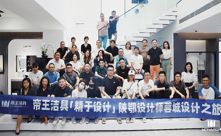 成都，这座古今都城，古蜀文化流转千年，看尽朝代风浪更迭，生长了都江堰、青城山、三星堆等汗青古陈迹，厚沉的文化底蕴，让成都成为无数设计师们罗致东方文化的宝藏城市。