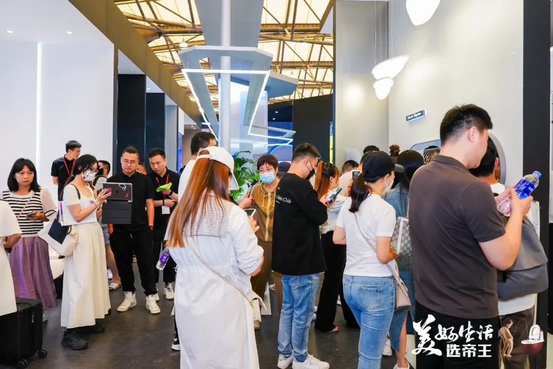 #美好生涯展





美好很大 装得下生涯

美好很幼 收得进角落



站在山巅与日月星辰对话

潜游海底和江河湖海晤谈

和早晨的每一束阳光say Hi